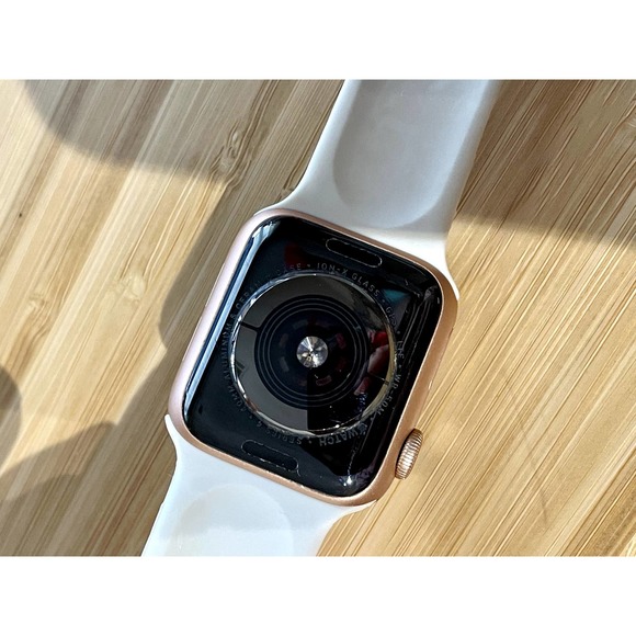 Apple Watch Gold Series 4 40mm GPS + Cell + 3 Bands + Charging Accessories - Picture 7 of 10